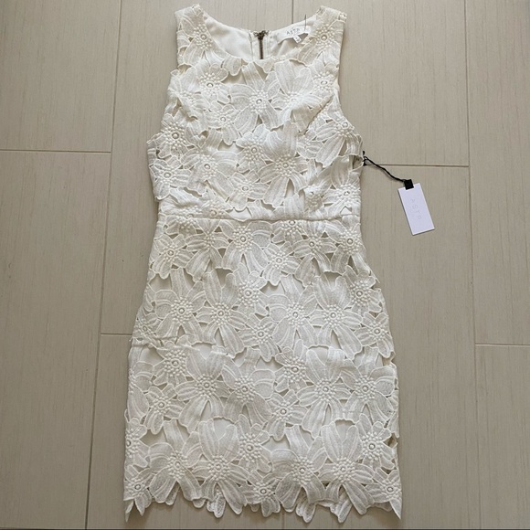 Astr Dresses & Skirts - White ASTR Flower Dress